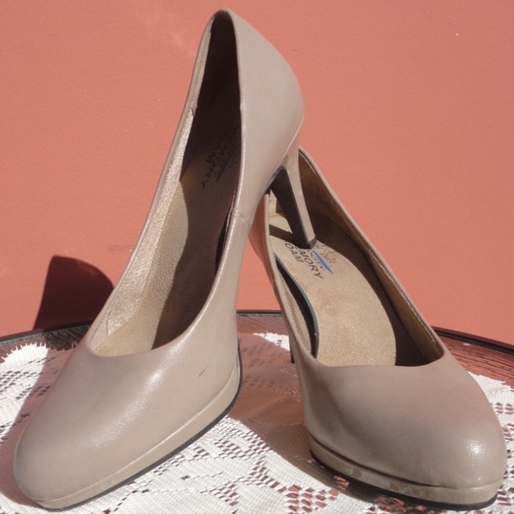 LIFESTRIDE memory foam flex tan